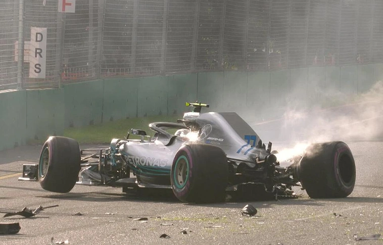 Hamiltoné az első rajtkocka a szezonnyitón, Bottas autójával a falba csapódott