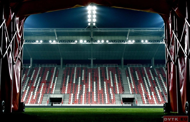 Nézegessen képeket a villanyfényben úszó stadionunkról!