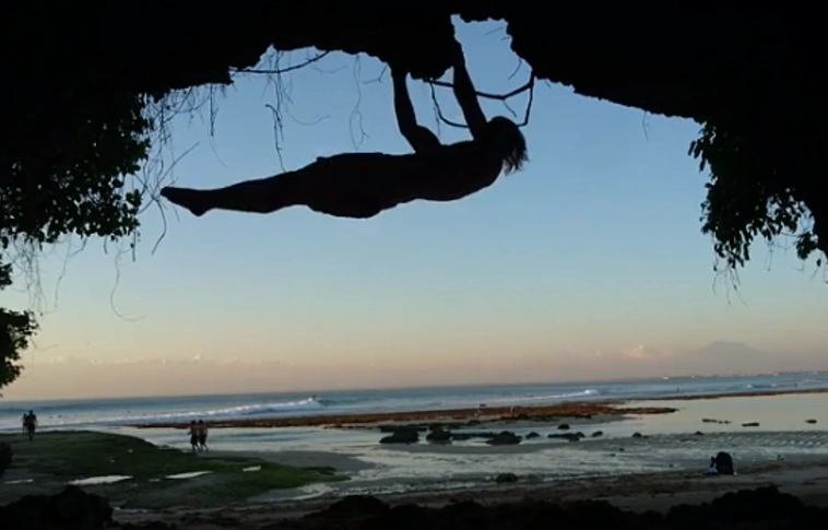 Óvatosan a street workouttal! – Rászakadt egy szikla egy fiatal srácra edzés közben