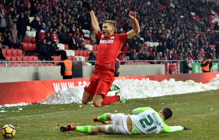 Kéztöréssel játszott több mint egy félidőt
