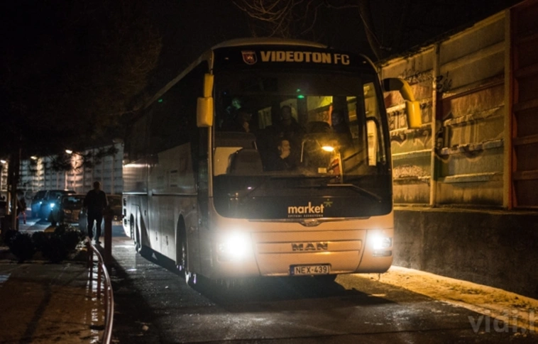 Honvéd-drukkerek támadták meg a Videoton buszát, videó is készült az esetről