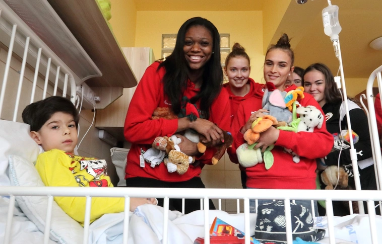 A kosárlabdázók is vittek ajándékokat a GYEK-be