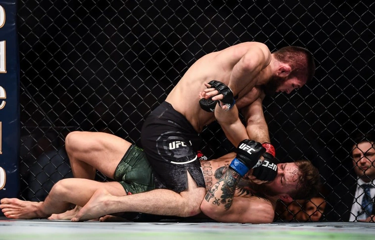 Hatalmas balhé a ketrecharc-gálán! A nézőtéren folytatták a bunyót