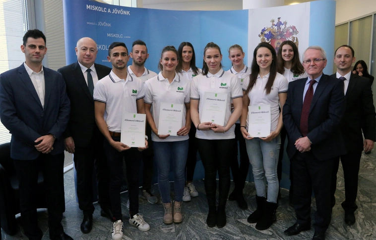 Mert kellenek példaképek – Országosan is egyedülálló támogatási programot indít Miskolc