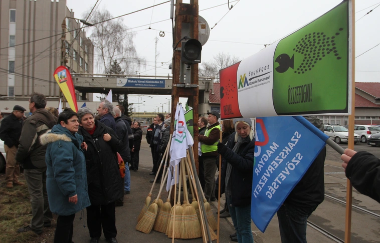 MVK tüntetés: több volt a seprű, mint a demonstráló