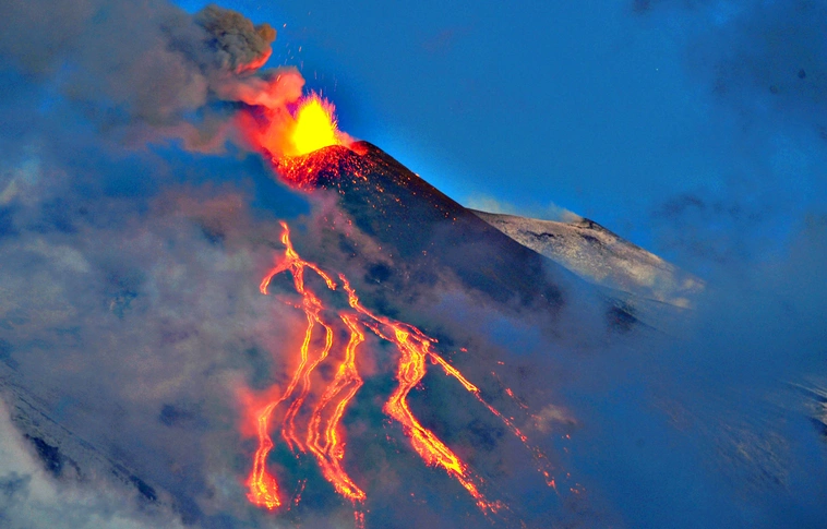 Villámcsapásokkal és pernyezivatarral tört ki az Etna