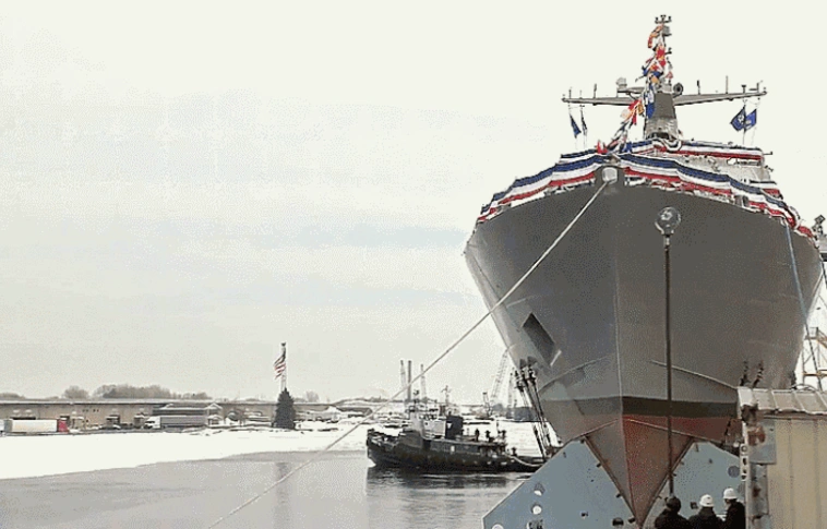 Sci-fibe illő jelenet az új amerikai hajó vízre bocsátása