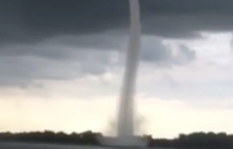 Tornádó söpört végig az Iowa-tavon
