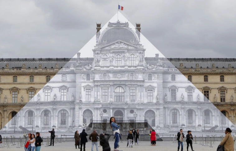 Eltüntették a Louvre piramisát