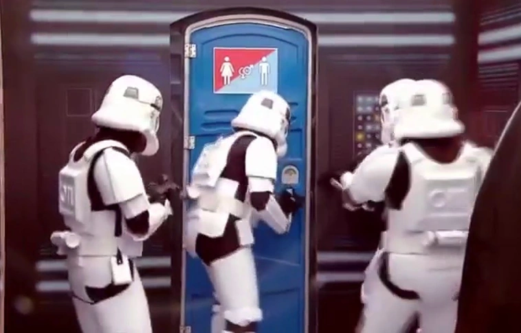 Darth Vader egy mobil vécé és egy kandikamera