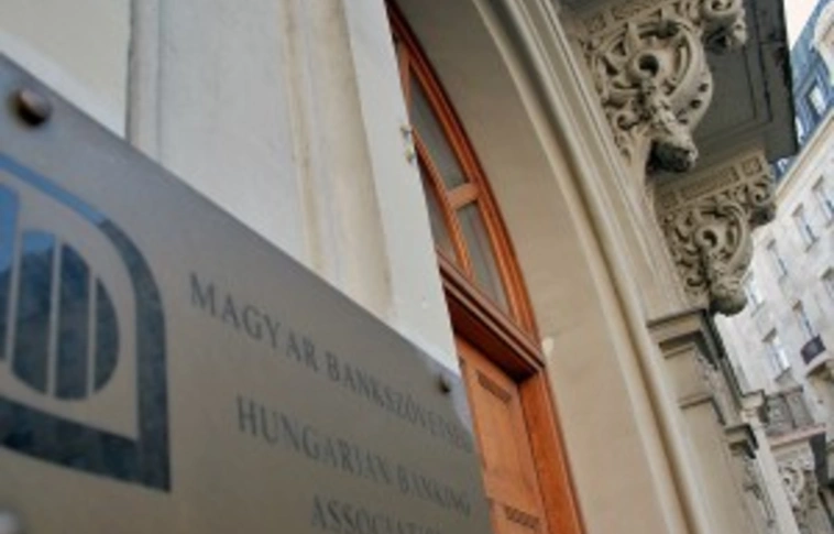 Soha nem látott büntetés kartellezés miatt a Magyar Bankszövetségnek