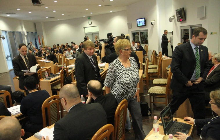 Bocsánatkérésre szólította fel a Fidesz-KDNP frakció a jobbikos Jakab Pétert