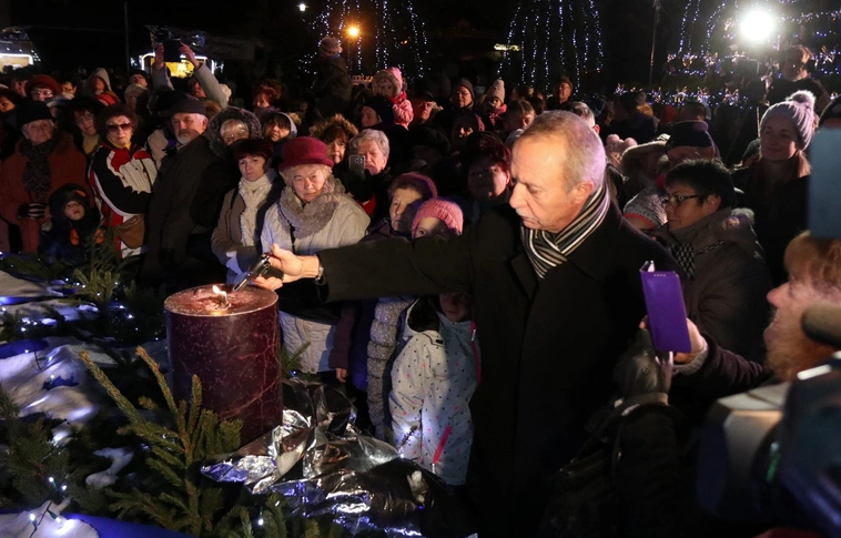 Meggyújtották az első gyertyát Miskolc adventi koszorúján! (Képgalériával)