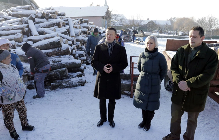 Több száz köbméter tűzifát osztanak szét Arnóton