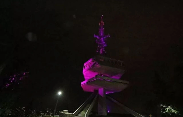 Lila színben az Avasi kilátó a koraszülöttek világnapján