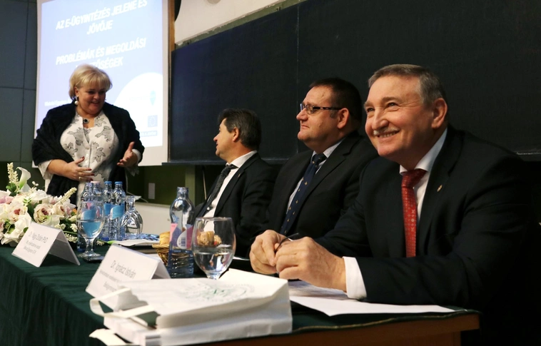 "A digitális ügyintézésé a jövő" – egyetemi konferencia a modern technológiákról