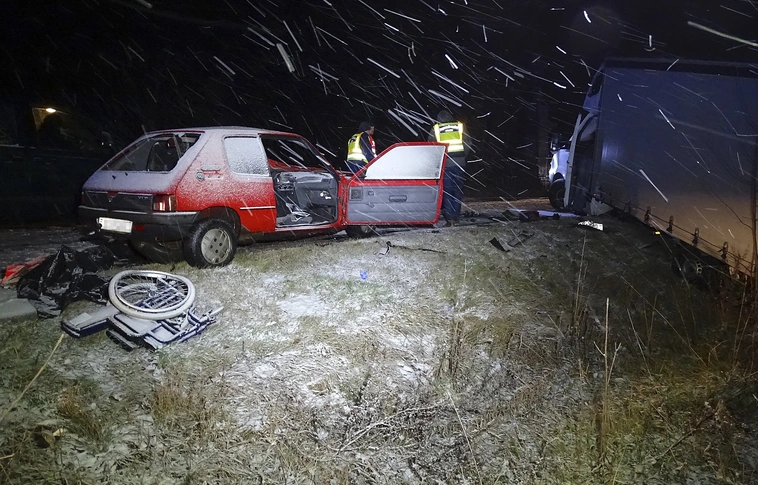 Negyven közúti balesethez hívták a tűzoltókat a havazás miatt