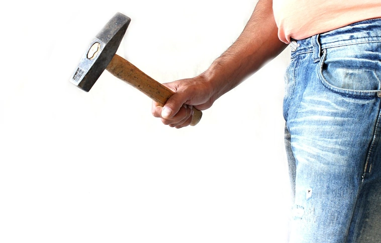 Kalapáccsal támadt az apjára a 17 éves fiú