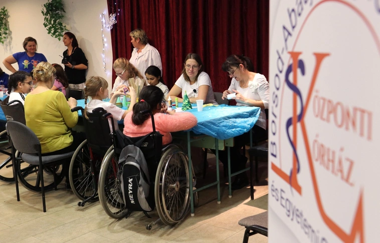 Beteg gyermekeknek tartottak kézműves foglalkozást a GYEK-ben