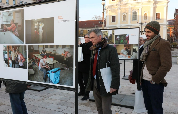 Megnyílt a Hősök terén a Jószolgálati-díj szabadtéri kiállítása
