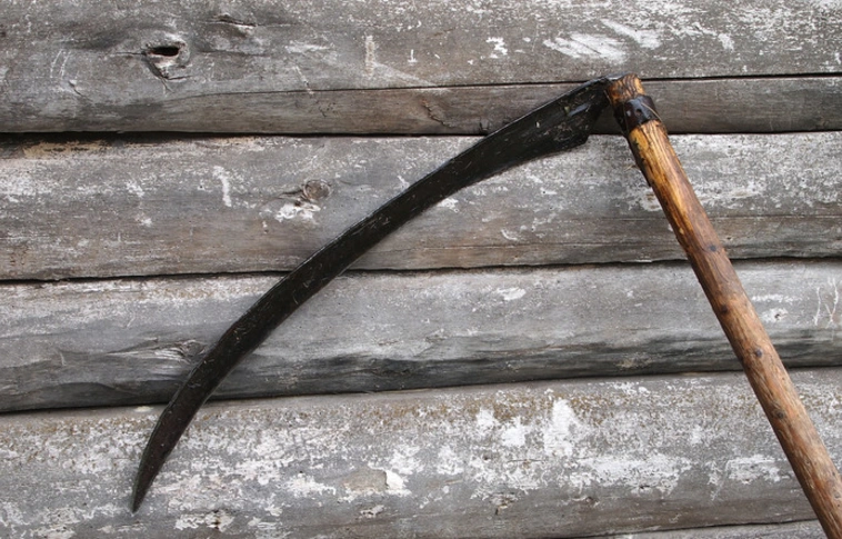 Kaszával támadt a rendőrre, öt évet kapott