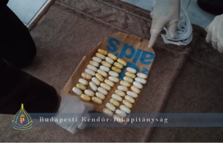 Kilencven kokainkapszulát csempészett Magyarországra egy brazil férfi (Videóval)
