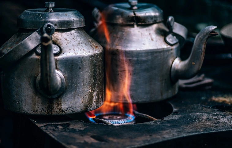 Étel gyulladt meg a tűzhelyen