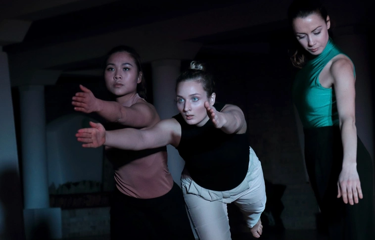 Énkeresés a színpadon - Kortárs tánc a Győri kapui altemplomban