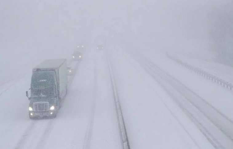 Az amerikai Középnyugaton hóviharok dúlnak, Kansas államban rendkívüli állapotot hirdettek