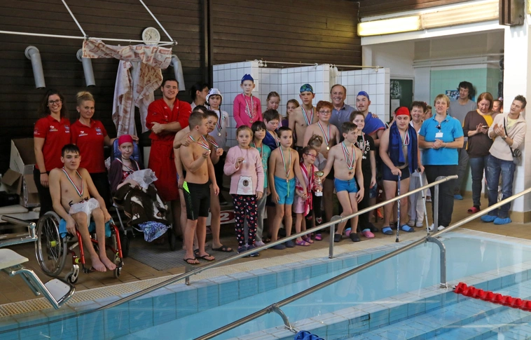 Mikulás kupa és adományátadás a megyei kórház uszodájában