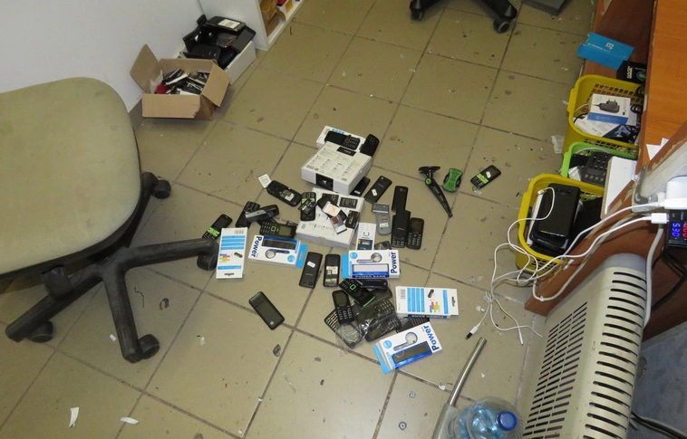 Motoros fűrészre cserélte a műszaki cikkeket a „köves” tolvaj