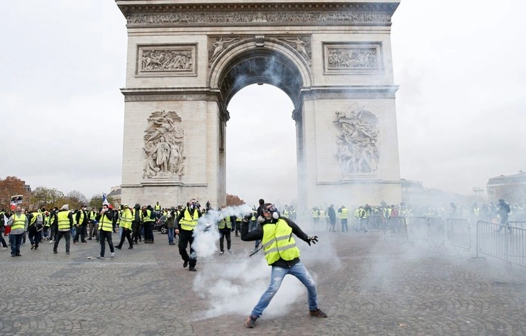 A francia rendőrség könnygázt vetett be a sárgamellényesek ellen Párizs központjában
