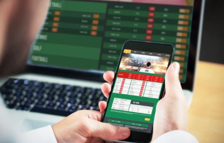 Saját hasznára, pénzbefizetése nélkül szerencsejátékot játszott a fogadó iroda alkalmazottja