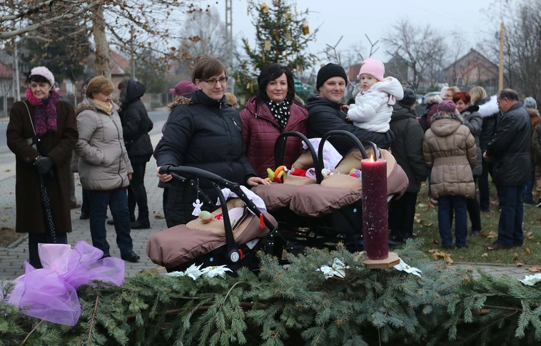 Szirmán is meggyújtották az adventi koszorú első gyertyáját