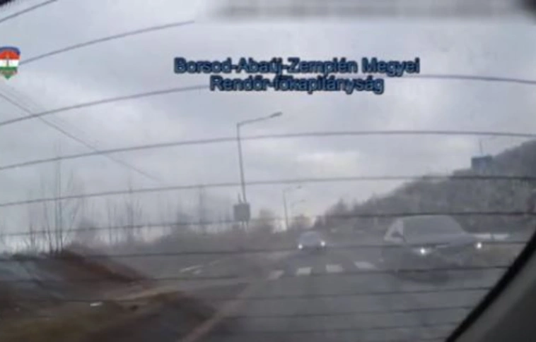 A zebrán előzött, ugrott is a jogsija (Videóval!)