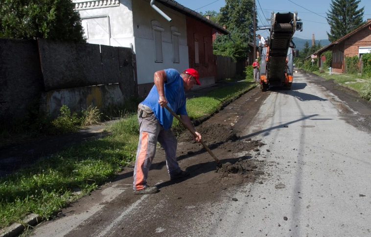 Több helyen is javítják az utat