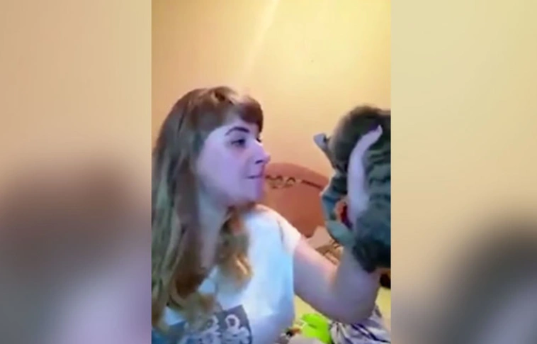 Botrány a Facebookon: élőben kínozta macskáját egy orosz nő