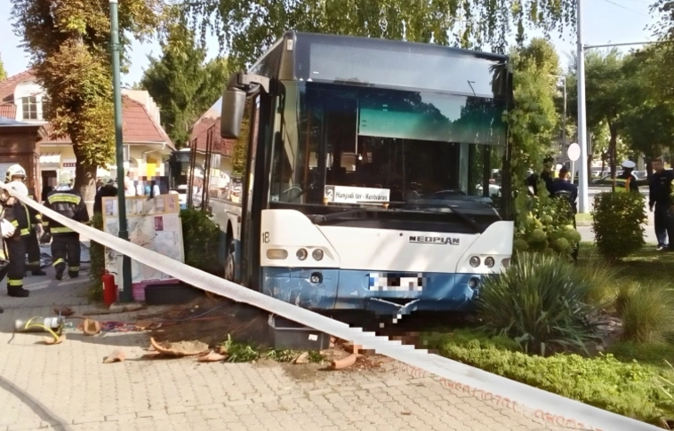 Tragédia, busz gázolt gyalogost (Rendőrségi felvétellel)