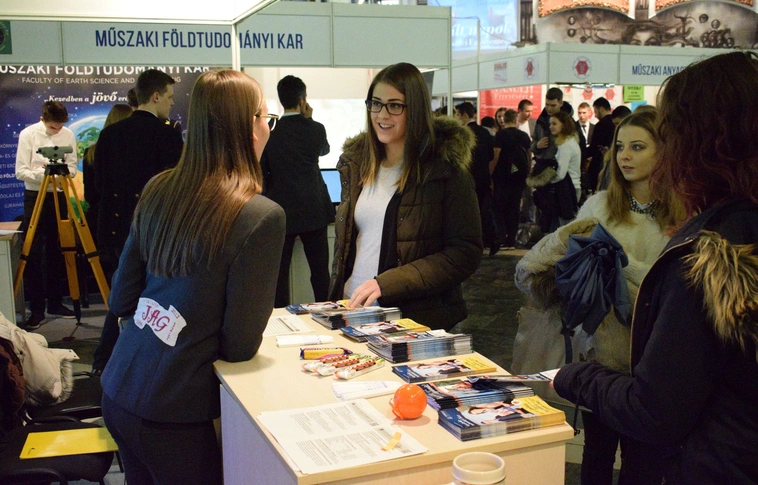 Sztárfellépőkkel tart nyílt napokat az „ország legszebb campusa” (Képgalériával!)