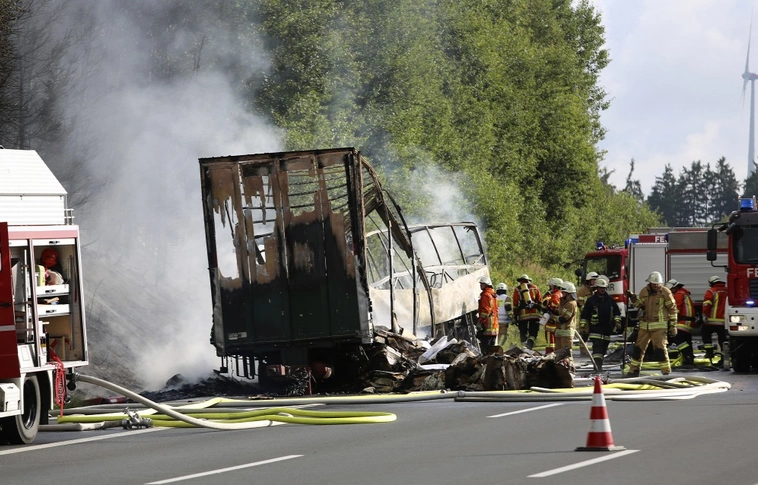 Szörnyű baleset: 18 halottja is lehet a németországi busztragédiának (Frissítve!)