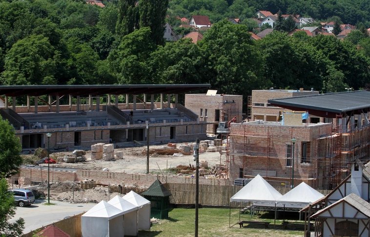 A terveknek megfelelően épül a lovagi tornák tere 