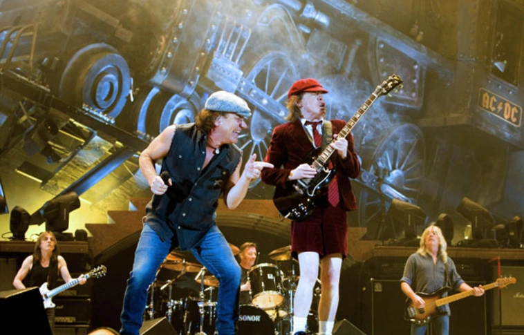 Thunderstruck - elveszítheti hallását az AC/DC énekese