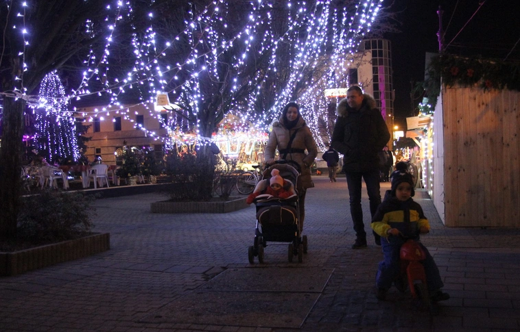 Ünnepi fényben a belváros – elkezdődött az adventi vásár