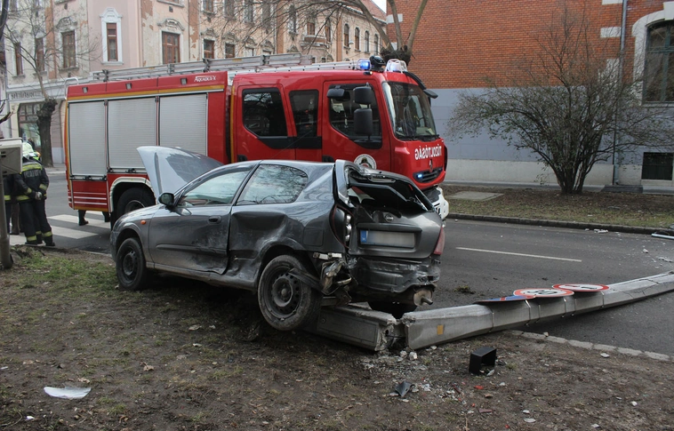 Autók törtek, úttestre dőlt egy villanyoszlop a belvárosban