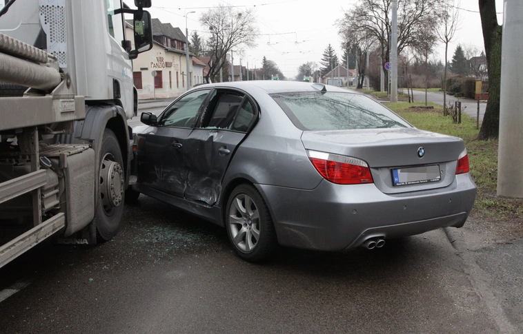 Konténeres teherautó csattant a BMW-vel Diósgyőrben