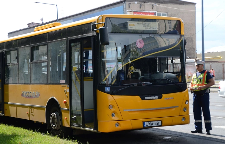 „Megkóstolta” a buszt a nyerges-vontató