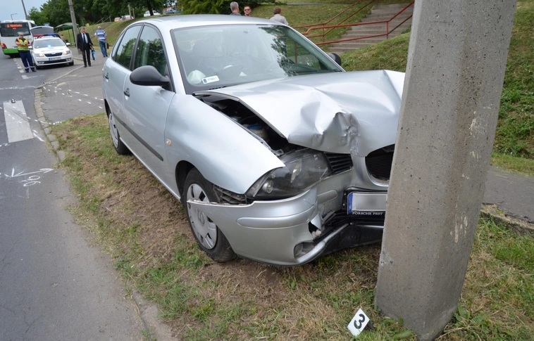 Villanyoszlopnak csattant a SEAT a Tapolcai úton