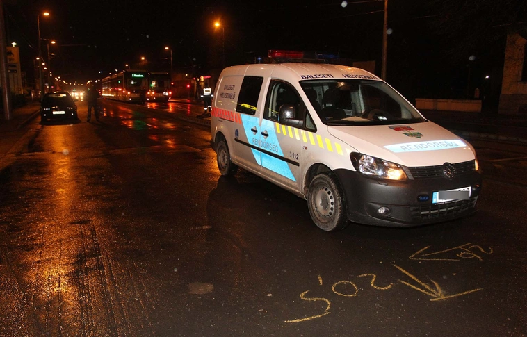 Villamossal ütközött egy személyautó az Újgyőri főtéren