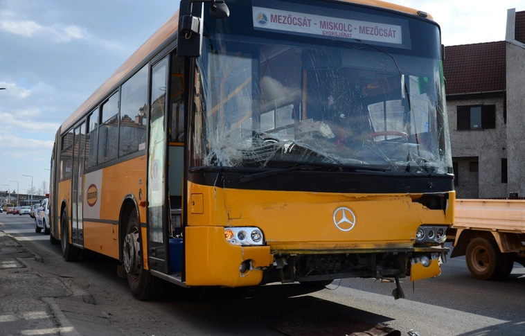 Rendesen összetört az autóbusz a balesetben