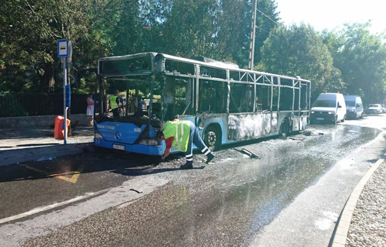 Kiégett egy autóbusz Budapesten
